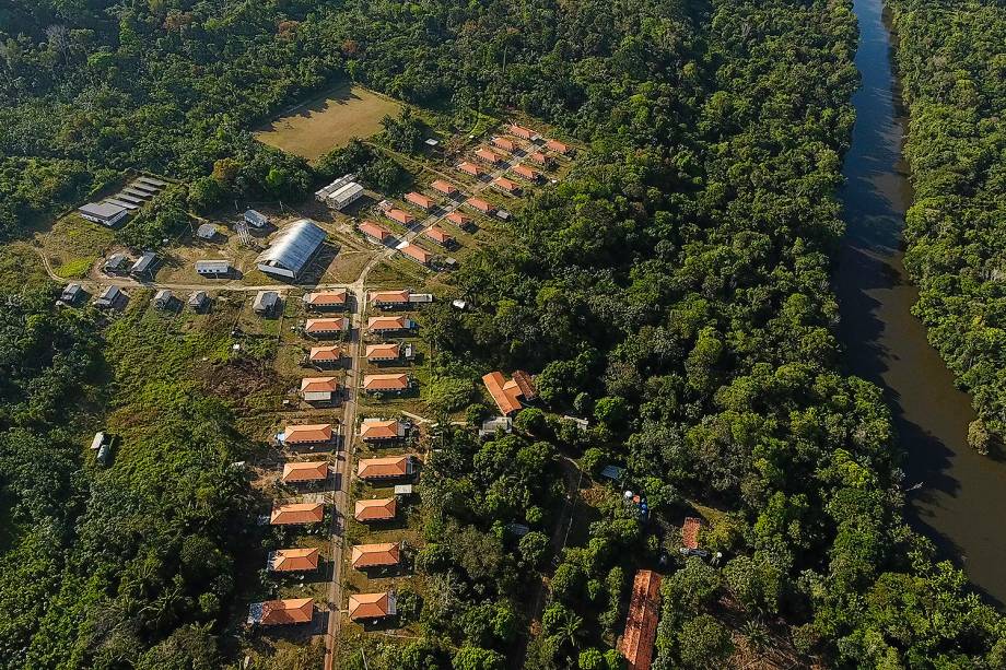 A infraestrutura da vila de São Francisco do Rio Iratapuru conta com 43 casas de madeira, escola, alojamento para professores, quadra poliesportiva coberta e um posto médico