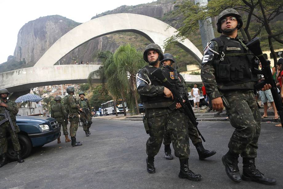 Forças armadas patrulham comunidade da Rocinha para conter guerra entre traficantes, no Rio - 23/09/2017