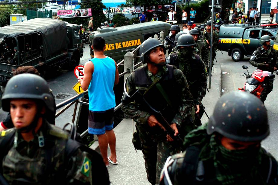 Exército patrulha comunidade da Rocinha para conter guerra entre traficantes, no Rio - 22/09/2017