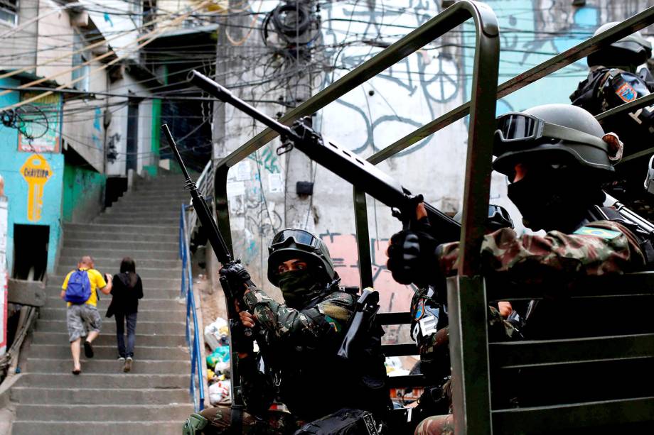 Exército ocupa comunidade da Rocinha para conter guerra entre traficantes, no Rio - 22/09/2017