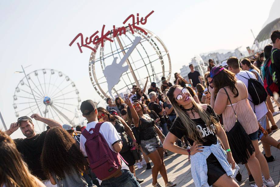 Movimentação do público no segundo dia do Rock in Rio no Parque Olímpico no Rio de Janeiro - 16/09/2017