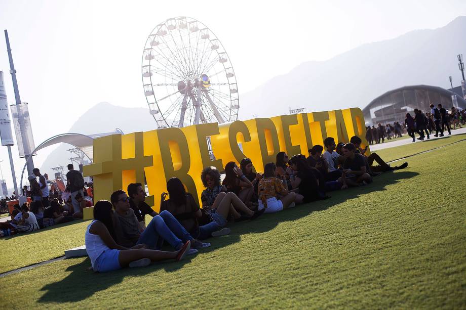 Movimentação do público no Parque Olímpico, na Barra da Tijuca, zona oeste do Rio de Janeiro (RJ), para o segundo dia de shows do Rock In Rio - 16/09/2017