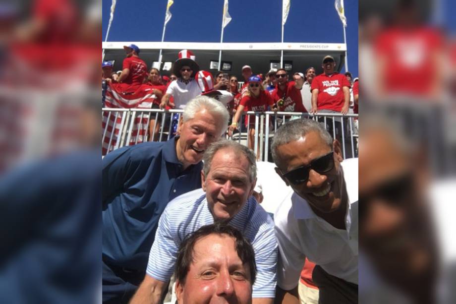 Homem tira selfie com três ex-presidentes dos Estados Unidos: Bill Clinton, George W. Bush e Barack Obama