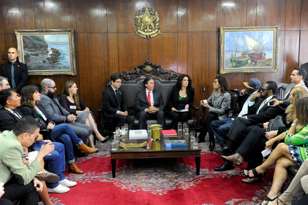 Artistas se reúnem com o presidente do Senado