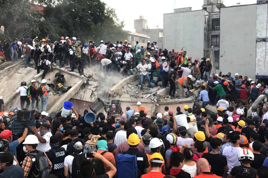 Equipes de resgate e voluntários removem destroços de um prédio que desabou, à procura de sobreviventes, na Cidade do México