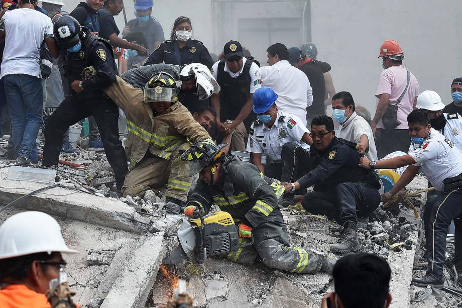 Equipes de resgate e voluntários removem destroços de um prédio que desabou, à procura de sobreviventes, na Cidade do México - 19/09/2017