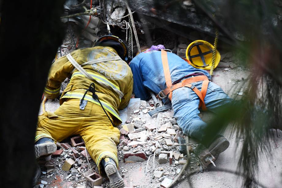 Equipes de resgate trabalham em prédio após terremoto atingir a Cidade do México - 20/09/2017