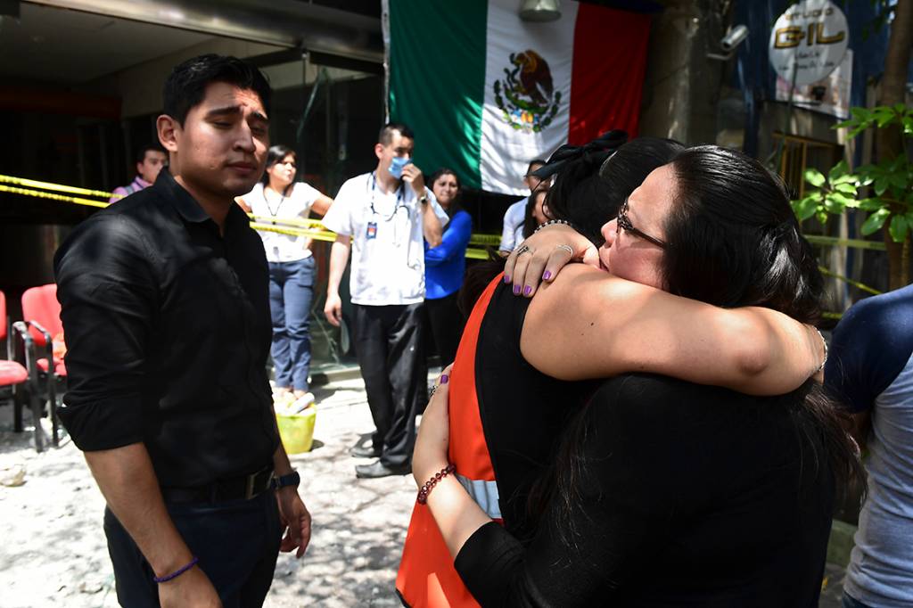 Familiares se abra&ccedil;am ap&oacute;s terremoto atingir Cidade do M&eacute;xico