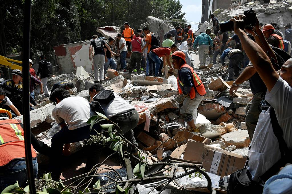 Bombeiros fazem busca por sobreviventes em meio a escombros deixados por terremoto que atingiu a Cidade do M&eacute;xico