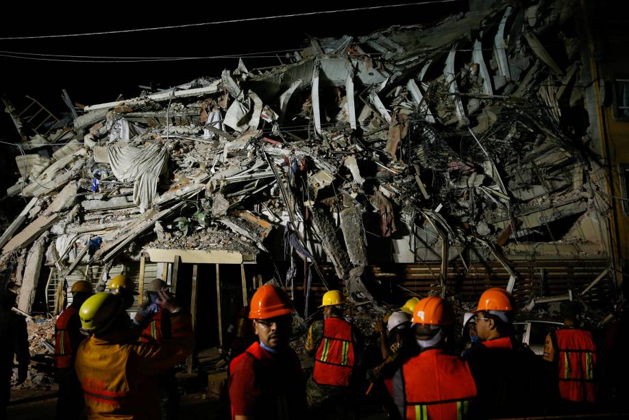 Equipe de resgate trabalha em busca de sobreviventes no meio de um prédio destruído após o terremoto  de 7,1 graus de magnitude balançar as terras na Cidade do México - 20/09/2017