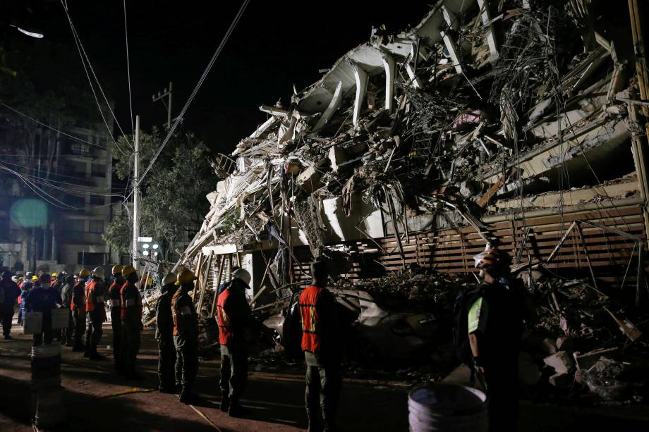 Equipe de resgate trabalha em busca de sobreviventes em um prédio destruído após a passagem de um terremoto na Cidade do México - 20/09/2017