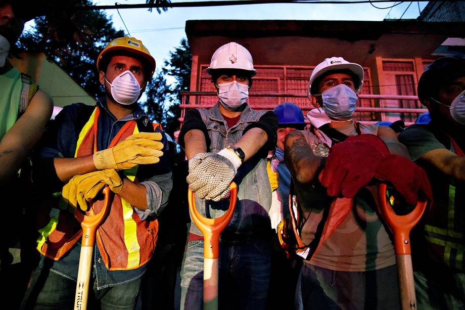 Equipes de resgate trabalham em prédio após terremoto atingir a Cidade do México - 20/09/2017