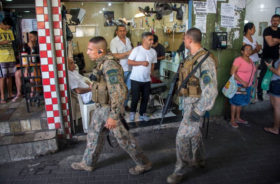 Membros do Batalhão de Operações Policiais Especiais participam de operação na Favela da Rocinha, no Rio de Janeiro, em combate contra traficantes - 22/09/2017