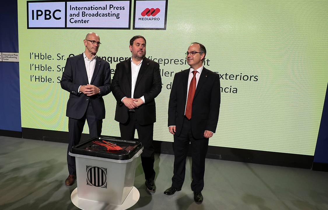 Urna que será utilizada em referendo na Catalunha é apresentava em coletiva de imprensa pelo chefe de relações exteriores, Raul Romeva, vice presidente Oriol Junqueras e presidente do conselho do governo, Jordi Turull, em Barcelona