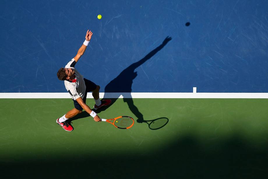 O espanhol Pablo Carreno Busta saca a bola durante partida contra Diego Schwartzman, da Argentina, no US Open, em Nova York