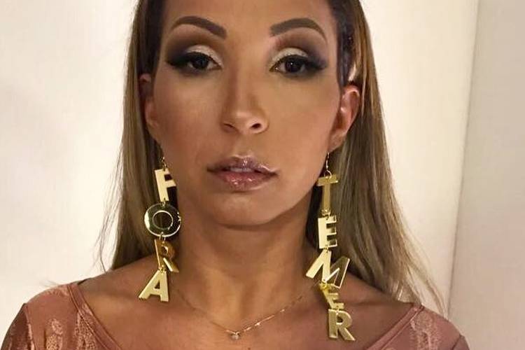 Brinco com mensagem ‘Fora, Temer’ vira mania entre cantoras