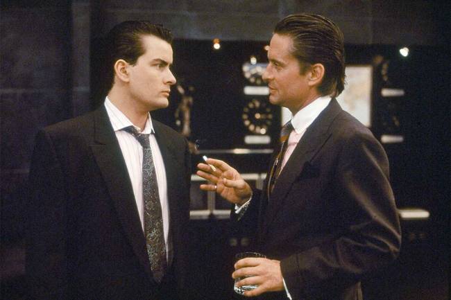 Charlie Sheen e Michael Douglas em ‘Wall Street’ (1987)