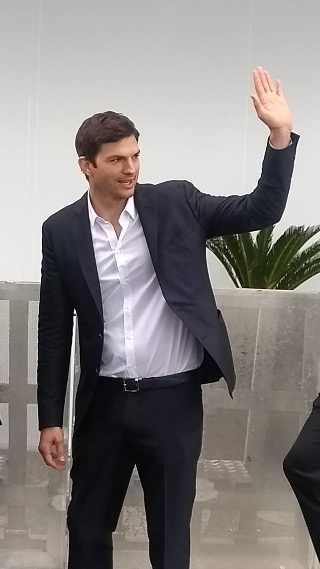 Ashton Kutcher chegando no casamento de Michelle Alves, no Rio de Janeiro Ashton Kutcher chegando no casamento de Michelle Alves, no Rio de Janeiro
