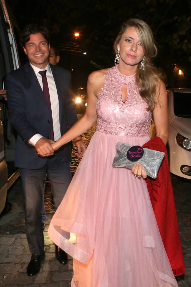 O ator Erik Marmo e a mulher, Larissa Burnier chegando no casamento de Michelle Alves O ator Erik Marmo e a mulher, Larissa Burnier chegando no casamento de Michelle Alves