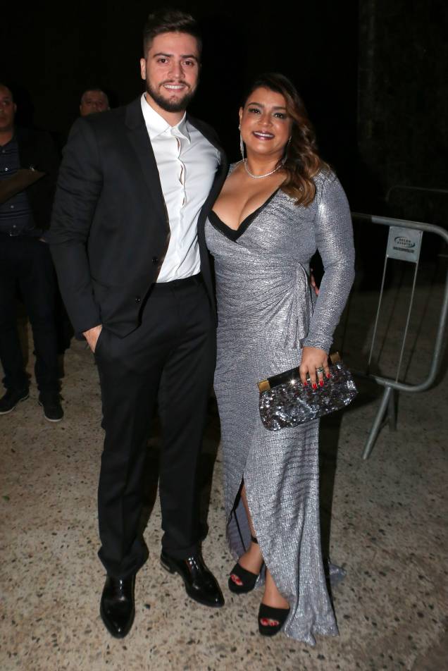 Petra Gil e seu marido Rodrigo Godoy na chegada ao casamento da modelo Michelle Alves Petra Gil e seu marido Rodrigo Godoy na chegada ao casamento da modelo Michelle Alves