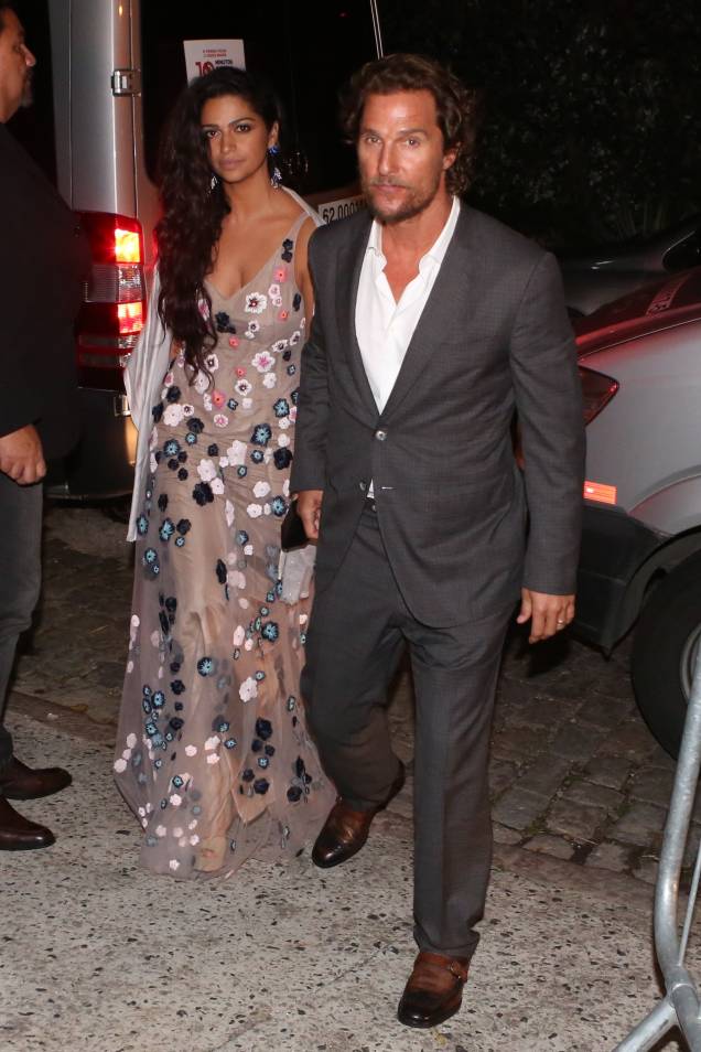 Matthew McConaughey e Camila Alves chegando no casamento de Michelle Alves, no Rio de Janeiro Matthew McConaughey e Camila Alves chegando no casamento de Michelle Alves, no Rio de Janeiro