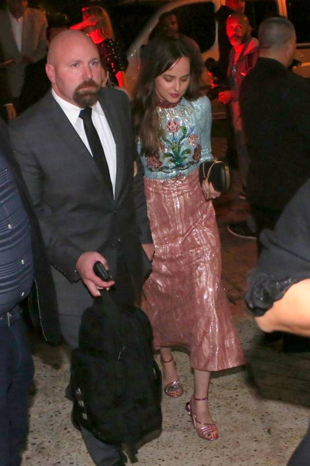 Dakota Johnson chegando no casamento de Michelle Alves, no Rio de Janeiro Dakota Johnson chegando no casamento de Michelle Alves, no Rio de Janeiro