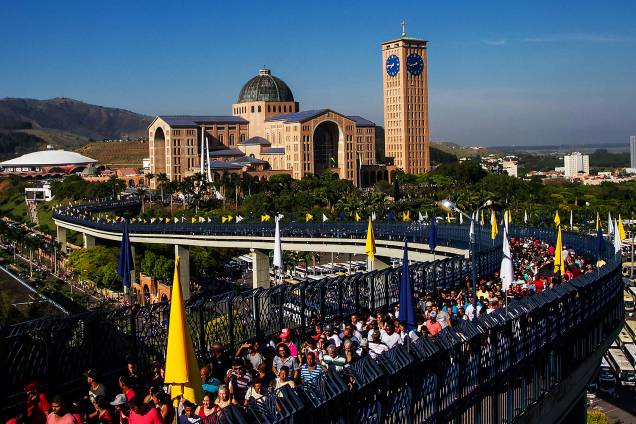 Milhares de fiéis vão ao Santuário de Nossa Senhora Aparecida para acompanhar as celebrações dos 300 anos da Padroeira do Brasil, na cidade de Aparecida, interior de São Paulo - 12/10/2017 Milhares de fiéis vão ao Santuário de Nossa Senhora Aparecida para acompanhar as celebrações dos 300 anos da Padroeira do Brasil, na cidade de Aparecida, interior de São Paulo - 12/10/2017