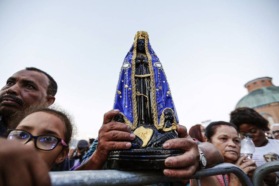 Movimentação de fiéis e devotos na basílica e santuário de Nossa Senhora de Aparecida, feriado que marca os 300 anos da descoberta da imagem da Padroeira do Brasil por pescadores no rio Paraíba - 12/10/2017