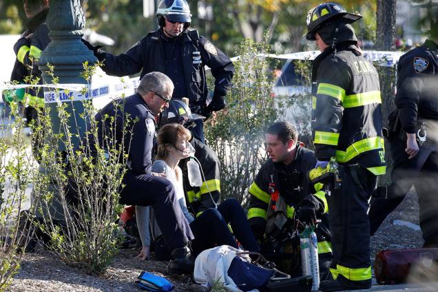 Mulher é socorrida por equipes de resgate, após caminhão avançar sobre ciclistas em uma ciclovia, em Nova York - 31/10/2017 Mulher é socorrida por equipes de resgate, após caminhão avançar sobre ciclistas em uma ciclovia, em Nova York - 31/10/2017