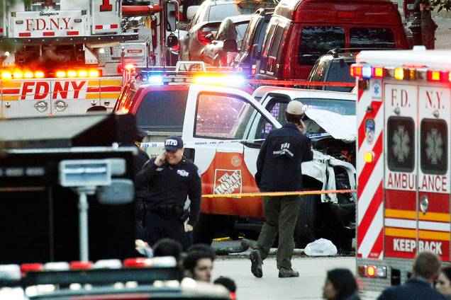 Polícia faz isolamento após motorista invadir ciclovia em Nova York, na região sul de Manhattan - 31/10/2017 Polícia faz isolamento após motorista invadir ciclovia em Nova York, na região sul de Manhattan - 31/10/2017