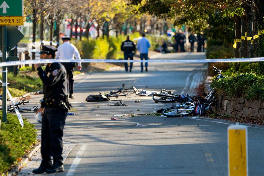 Um veículo invadiu uma ciclovia e deixou pelo menos oito mortos em Nova York, na região sul de Manhattan - 31/10/2017