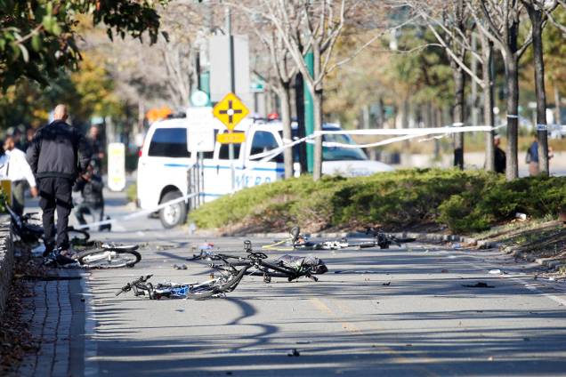 Várias bicicletas são vistas destruídas em uma ciclovia, após caminhão atropelar ciclistas, em Nova York - 31/10/2017 Várias bicicletas são vistas destruídas em uma ciclovia, após caminhão atropelar ciclistas, em Nova York - 31/10/2017