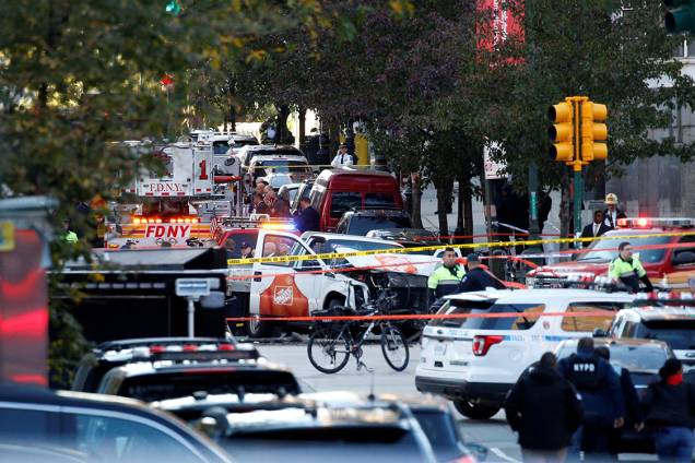 Caminhão é visto destruído após avançar em uma ciclovia e atropelar vários ciclistas, em Nova York - 31/10/2017 Caminhão é visto destruído após avançar em uma ciclovia e atropelar vários ciclistas, em Nova York - 31/10/2017