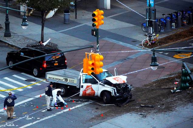 Caminhão é visto destruído após avançar em uma ciclovia e atropelar vários ciclistas, em Nova York - 31/10/2017 Caminhão é visto destruído após avançar em uma ciclovia e atropelar vários ciclistas, em Nova York - 31/10/2017