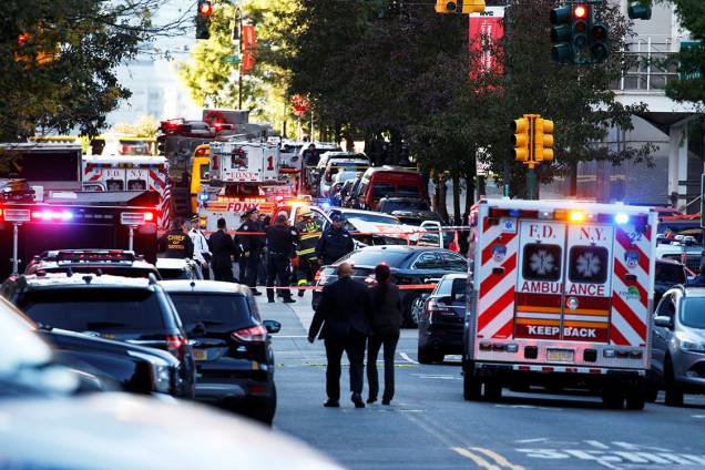 Polícia faz isolamento após motorista invadir ciclovia em Nova York, na região sul de Manhattan - 31/10/2017 Polícia faz isolamento após motorista invadir ciclovia em Nova York, na região sul de Manhattan - 31/10/2017