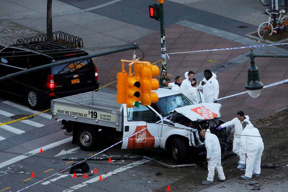 Policiais investigam caminhão que avançou em ciclistas em uma ciclovia, em Nova York - 31/10/2017