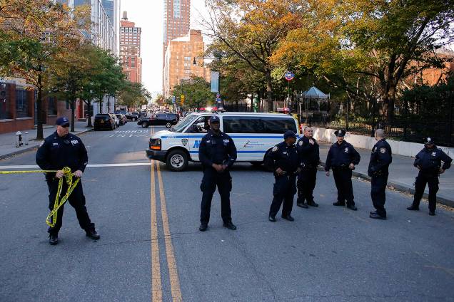 Polícia faz isolamento após motorista invadir ciclovia em Nova York, na região sul de Manhattan - 31/10/2017 Polícia faz isolamento após motorista invadir ciclovia em Nova York, na região sul de Manhattan - 31/10/2017