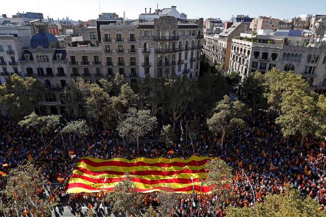 Milhares de pessoas contrárias à declaração de independência da Catalunha foram às ruas, em Barcelona - 29/10/2017 Milhares de pessoas contrárias à declaração de independência da Catalunha foram às ruas, em Barcelona - 29/10/2017