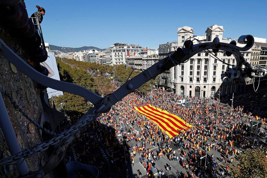 Manifestantes contrários à independência da Catalunha saem às ruas em Barcelona - 29/10/2017