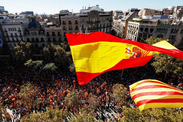Milhares de pessoas contrárias à declaração de independência da Catalunha foram às ruas, em Barcelona - 29/10/2017 Milhares de pessoas contrárias à declaração de independência da Catalunha foram às ruas, em Barcelona - 29/10/2017