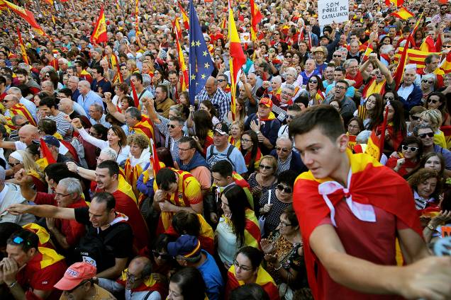 Manifestantes contrários à independência da Catalunha saem às ruas em Barcelona - 29/10/2017 Manifestantes contrários à independência da Catalunha saem às ruas em Barcelona - 29/10/2017