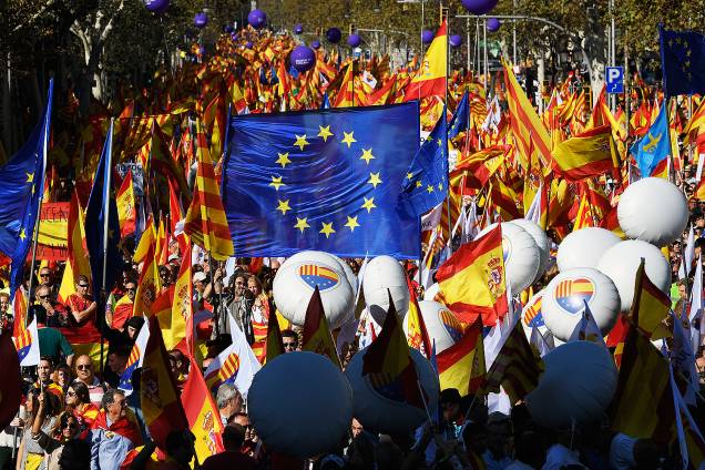 Milhares de espanhóis vão às ruas contra a independência catalã Milhares de espanhóis vão às ruas contra a independência catalã