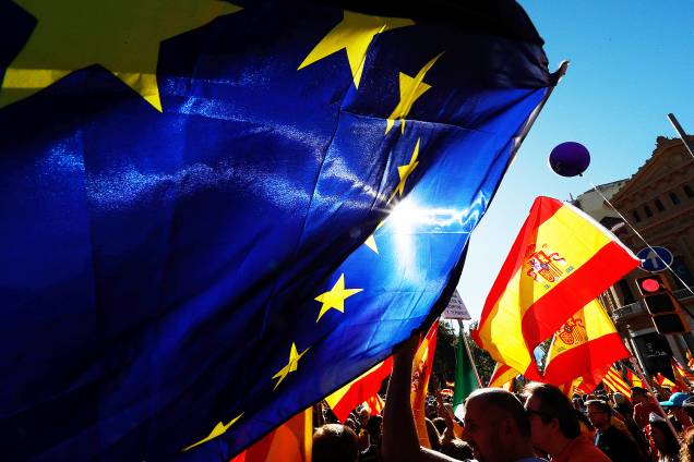 Milhares de espanhóis vão às ruas contra a independência catalã Milhares de espanhóis vão às ruas contra a independência catalã