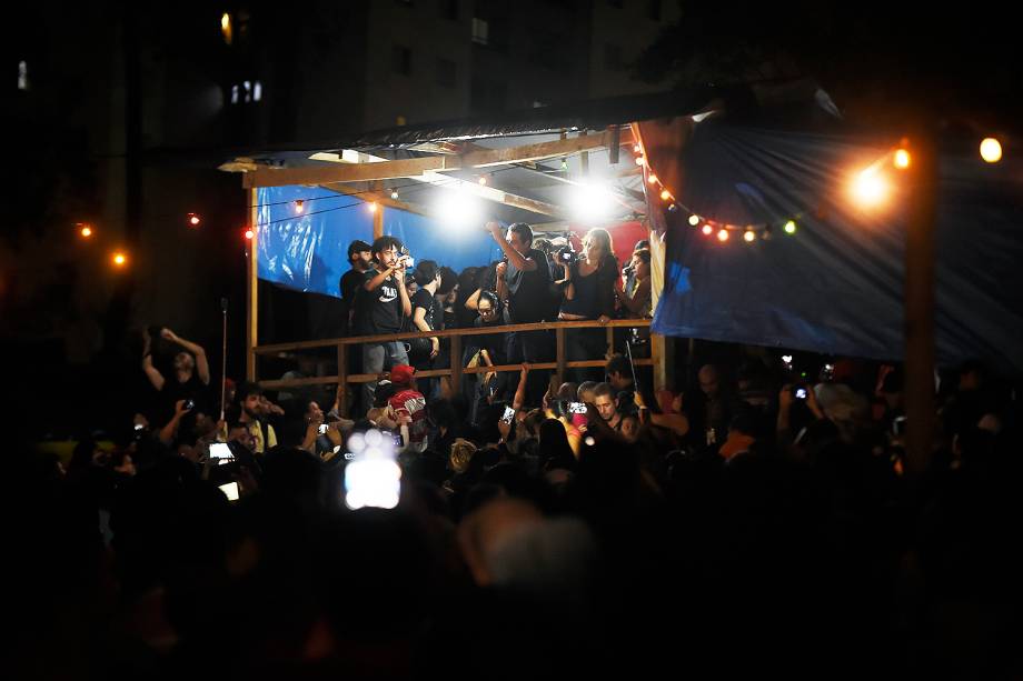 Guilherme Boulos, líder do MTST, discursa em invasão em São Bernardo do Campo.