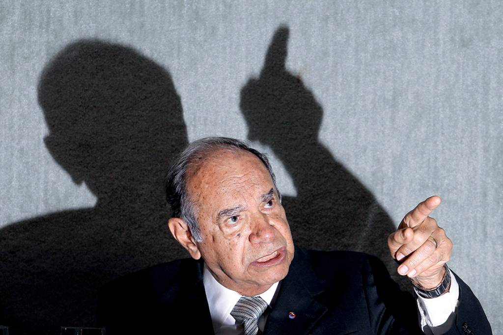 DF - COMISS¿O DA VERDADE/USTRA - POLÕTICA - O coronel reformado do ExÈrcito Carlos Alberto Brilhante Ustra presta depoimento na Comiss¿o Nacional da Verdade, em BrasÌlia, nesta sexta-feira (10). Antes das perguntas, Ustra fez um depoimento inicial em que defendeu sua atuaÁ¿o no perÌodo militar. 10/05/2013 - Foto: DIDA SAMPAIO/ESTAD¿O CONTE¿DO