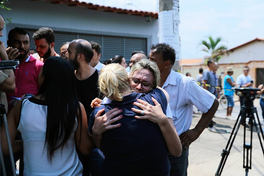 Um tiroteio na manhã desta sexta-feira (20) no Colégio Goyases, no Conjunto Riviera, em Goiânia, deixou dois mortos, dois meninos entre 10 e 12 anos, e mais quatro feridos, segundo informações do Corpo de Bombeiros e da Polícia Militar.