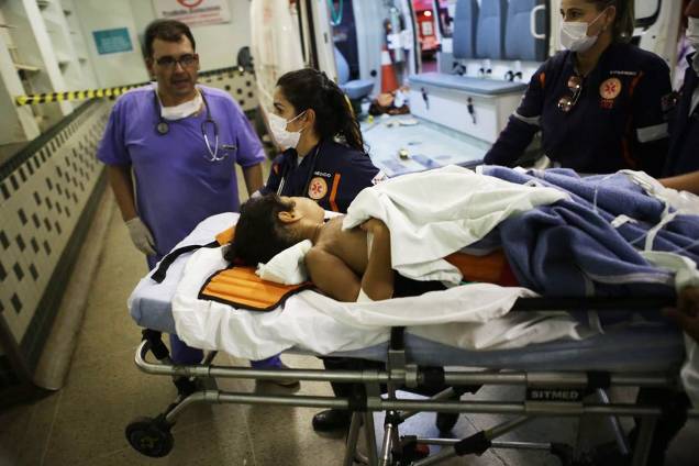 Movimentação no hospital de Montes Claros - O vigia de uma creche de Janaúba, a 554 km de Belo Horizonte, colocou fogo em crianças e em si mesmo dentro da unidade municipal - 05/10/2017 Movimentação no hospital de Montes Claros - O vigia de uma creche de Janaúba, a 554 km de Belo Horizonte, colocou fogo em crianças e em si mesmo dentro da unidade municipal - 05/10/2017
