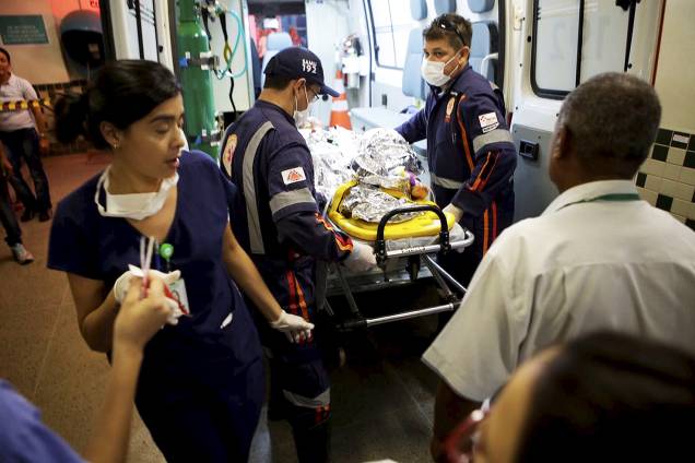 Movimentação no hospital de Montes Claros - O vigia de uma creche de Janaúba, a 554 km de Belo Horizonte, colocou fogo em crianças e em si mesmo dentro da unidade municipal - 05/10/2017 Movimentação no hospital de Montes Claros - O vigia de uma creche de Janaúba, a 554 km de Belo Horizonte, colocou fogo em crianças e em si mesmo dentro da unidade municipal - 05/10/2017