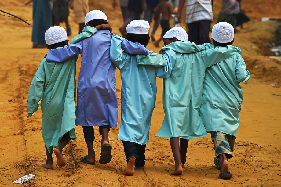 Crianças rohingya são fotografadas no campo de refugiados de Moynerghona, no distrito de Ukhia , em Bangladesh - 30/10/2017