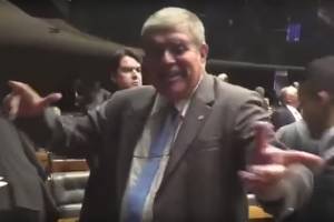 Deputado Carlos Marun faz dancinha comemorativa após o arquivamento da segunda denúncia apresentada contra Michel Temer